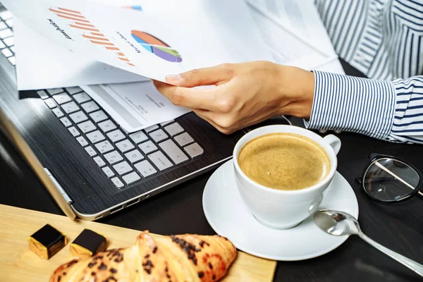 Koffie Croissant Vrouwelijke Handen Met Documenten Het Bureaublad Zakelijk Ontbijtconcept Stockfoto