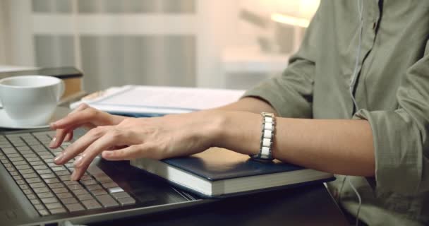 Großaufnahme Weiblicher Hände Die Auf Einem Laptop Tippen Und Dokumente — Stockvideo