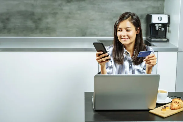 Lachende Vrouw Online Winkelen Met Een Smartphone Laptop Creditcard Thuis — Stockfoto
