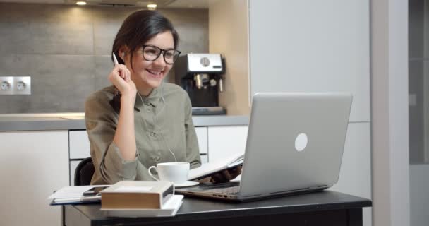 Mujer Negocios Hablando Video Comunicación Usando Auriculares Laptop Tomando Notas — Vídeo de stock