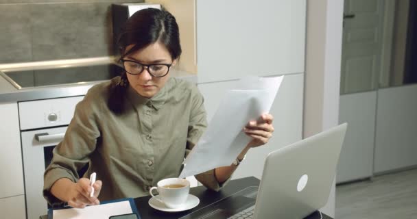 Mujer Negocios Haciendo Cálculos Leyendo Documentos Trabajando Ordenador Portátil Casa — Vídeo de stock