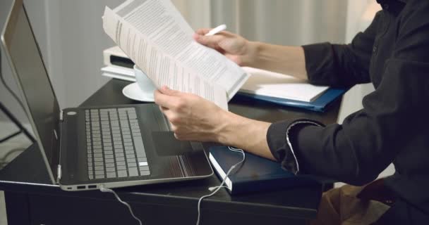 Close Mãos Masculinas Segurando Papéis Fazendo Anotações Contrato Sentado Mesa — Vídeo de Stock