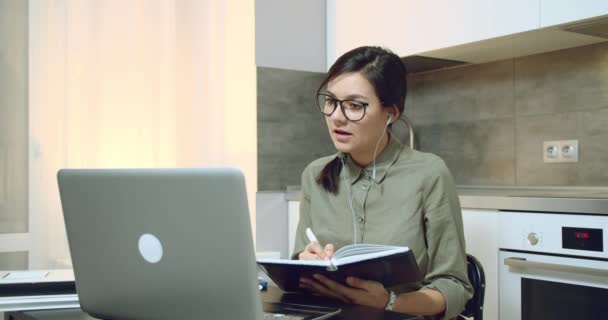 Mujer Negocios Hablando Video Comunicación Usando Auriculares Laptop Tomando Notas — Vídeo de stock