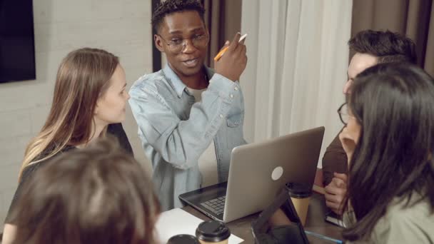 Treffen Kreativer Geschäftsleute Modernen Büro Multiethnische Gruppe Junger Menschen Diskutiert — Stockvideo