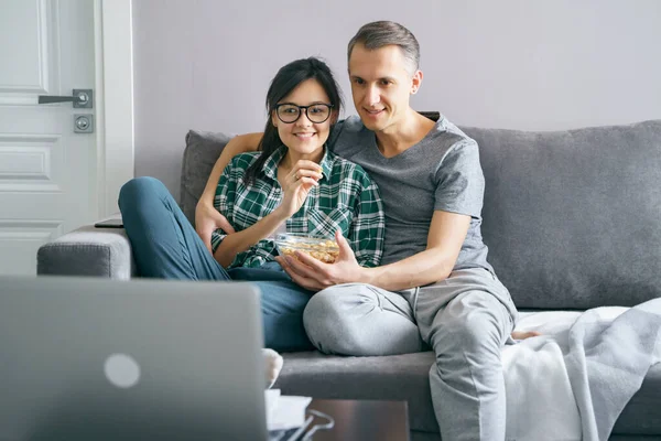 Jong Gelukkig Paar Kijken Film Laptop Terwijl Zitten Bank Thuis Stockafbeelding