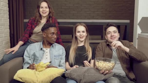 Grupa Szczęśliwych Wieloetnicznych Jedzenia Popcornu Oglądania Filmów Komediowych Lub Show — Wideo stockowe