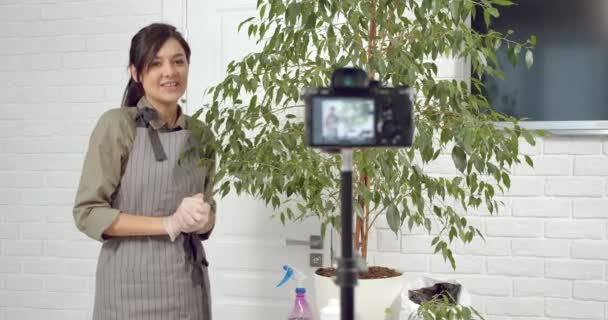 Populární Žena Blogger Zahradník Mluví Rostoucí Rostliny Nahrávání Video Blog — Stock video