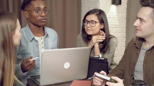 現代オフィスで創造的なビジネスチームに会う スタートアップのアイデアを議論する若者の多民族グループ — ストック動画