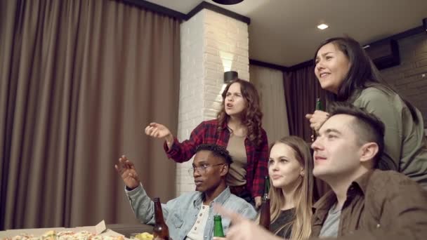 Grupo Amigos Felizes Multi Étnicos Assistindo Jogo Esportes Torcendo Por — Vídeo de Stock