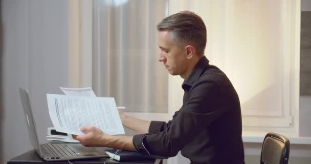 Homem Negócios Lendo Documentos Digitando Texto Mensagem Laptop Local Trabalho — Vídeo de Stock