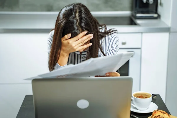 Verontruste Zakenvrouw Houdt Documenten Werken Laptop Thuis — Stockfoto