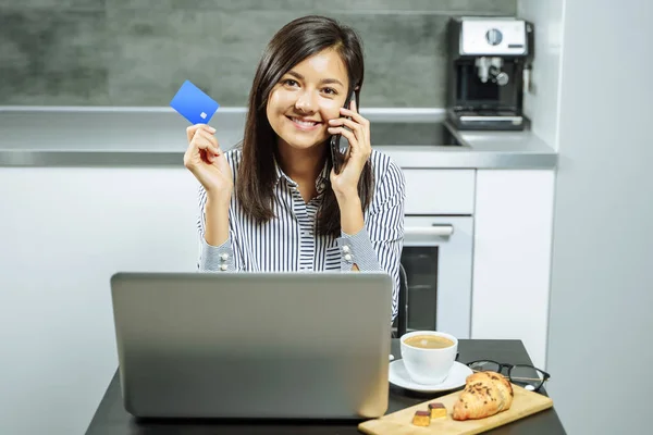 Lachende Vrouw Online Winkelen Met Een Smartphone Laptop Creditcard Thuis — Stockfoto