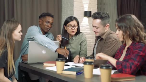 Treffen Kreativer Geschäftsleute Modernen Büro Multiethnische Gruppe Junger Menschen Diskutiert — Stockvideo