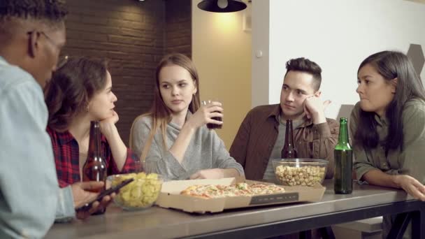 Szczęśliwi Wielonarodowi Przyjaciele Pijący Piwo Jedzący Pizzę Komunikujący Się Salonie — Wideo stockowe
