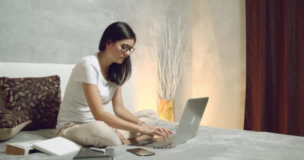 年轻女子在笔记本电脑键盘上打字 从事写作工作的女自由职业者或女学生在家里的社交网络上发表评论 — 图库视频影像