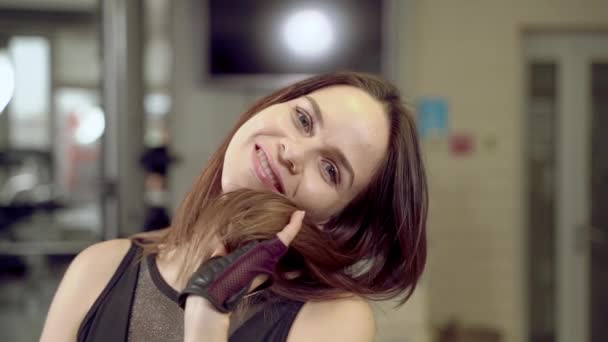 Портрет Молодой Привлекательной Женщины Улыбающейся Смотрящей Камеру Тренажерном Зале — стоковое видео