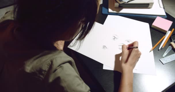 Gros Plan Des Mains Féminines Une Artiste Illustrateur Dessinant Des — Video