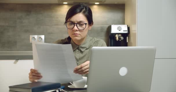 Mujer Joven Enfocada Leyendo Contrato Informe Cuidadosamente Trabajando Una Computadora — Vídeos de Stock