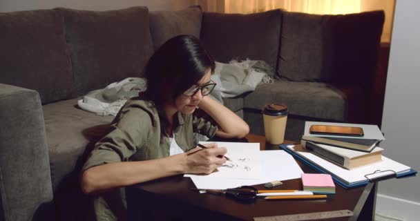Νεαρή Ταλαντούχα Γυναίκα Καλλιτέχνης Ζωγραφίζει Σχέδια Μολύβι Κάθεται Στο Πάτωμα — Αρχείο Βίντεο