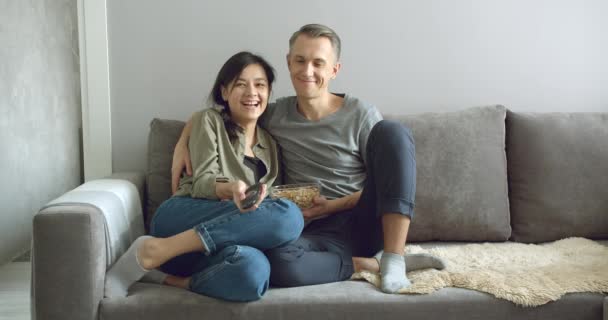 Pareja Feliz Comiendo Palomitas Maíz Viendo Películas Televisión Sentada Sofá — Vídeos de Stock