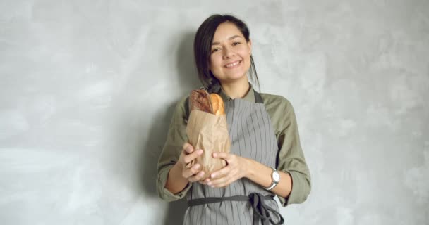 Retrato Uma Jovem Bonita Uniforme Segurando Deliciosas Baguetes Frescas Contra — Vídeo de Stock