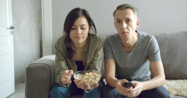 Casal Tenso Assistindo Cuidadosamente Jogo Esportivo Filme Emocionante Comendo Pipocas — Vídeo de Stock