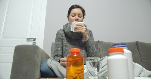 Retrato Uma Jovem Doente Tossindo Com Febre Sentada Sofá Casa — Vídeo de Stock