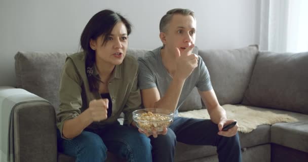 Retrato Una Feliz Pareja Joven Animando Gritando Alegremente Mientras Campeonato — Vídeos de Stock