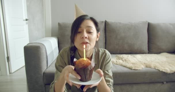 快乐的年轻女子喜欢网上交流或录像庆祝生日和在家里吹灭蛋糕上的蜡烛的肖像 — 图库视频影像