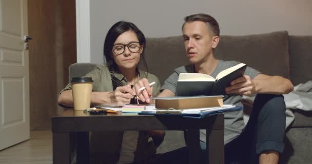 Een Paar Bespreken Het Ontwerp Van Een Nieuw Appartement Werken — Stockvideo