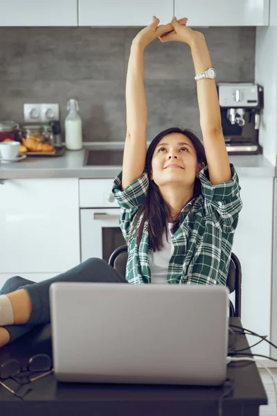 Молодая Счастливая Женщина Растягивается Расслабляется Работая Над Ноутбуком Кухне Дома — стоковое фото
