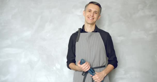 Porträt Eines Jungen Lächelnden Arbeiters Oder Reparateurs Uniform Mit Einem — Stockvideo