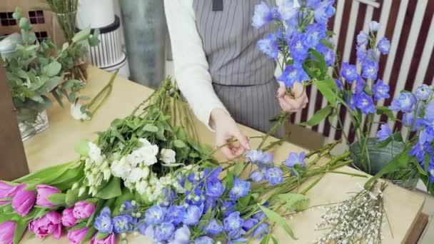 Ung Kvinna Florist Kontroll Och Välja Bästa Blommorna För Bukett — Stockvideo