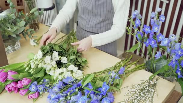 Joven Florista Revisando Seleccionando Las Mejores Flores Para Ramo Taller — Vídeo de stock