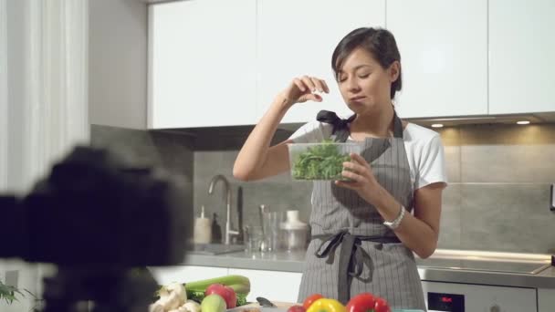 Jovem Blogueira Atraente Gravando Vídeo Sobre Alimentação Saudável Câmera Digital — Vídeo de Stock