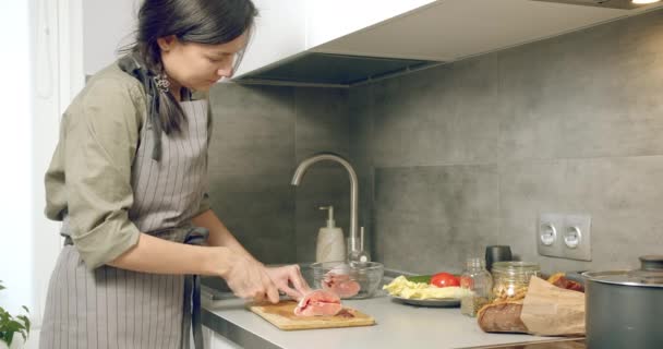 Νεαρή Γυναίκα Ετοιμάζει Πιάτα Φρέσκου Σολομού Στην Κουζίνα — Αρχείο Βίντεο