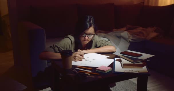 Jovem Talentosa Artista Feminina Desenhando Esboços Lápis Sentados Chão Noite — Vídeo de Stock