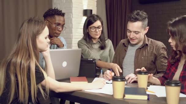 Treffen Kreativer Geschäftsleute Modernen Büro Multiethnische Gruppe Junger Menschen Diskutiert — Stockvideo