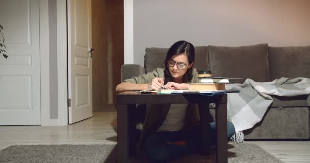 自宅で夕方に床に座って鉛筆のスケッチを描く若い才能のある女性アーティスト フリーランスとして活動するデザイナーやイラストレーター — ストック動画