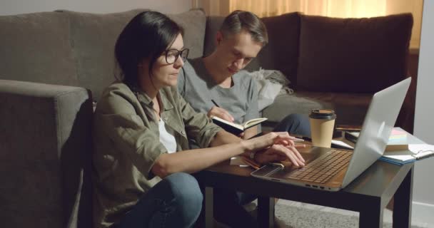 Pareja Casada Joven Que Paga Facturas Caseras Línea Usando Ordenador — Vídeos de Stock