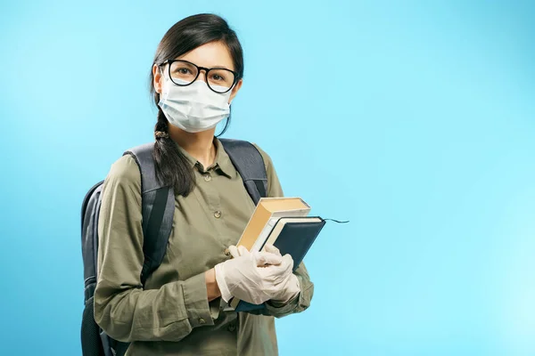 Porträt Einer Studentin Mit Medizinischer Schutzmaske Und Handschuhen Die Bücher — Stockfoto