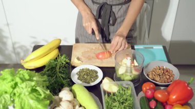 Meyveleri teraziye koyup doğrayan ve meyve püresi yapmak için miksere batıran kadın ellerini yakından çek. Diyet yemek ve sağlıklı yaşam tarzı konsepti.