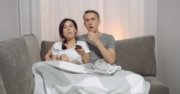 Ein Junges Paar Karo Isst Popcorn Und Schaut Fern Während — Stockvideo