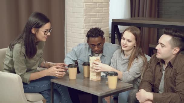 Groep Van Multi Etnische Gelukkige Vrienden Spelen Blok Verwijdering Spel — Stockvideo