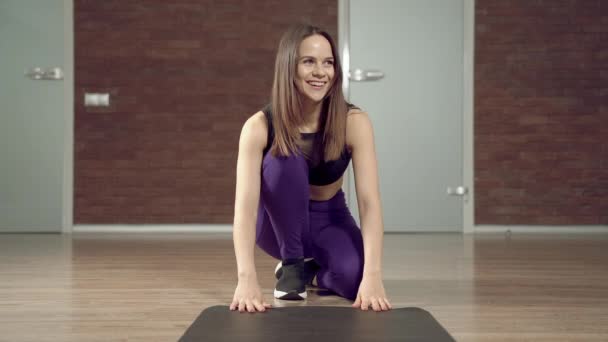 Retrato Uma Jovem Mulher Sorridente Que Estabelece Tapete Ioga Olhando — Vídeo de Stock