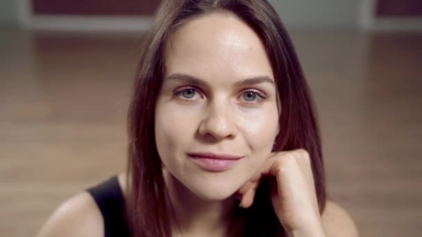 Porträtt Attraktiv Ung Kvinna Ler Och Tittar Kameran Vilar Efter — Stockvideo
