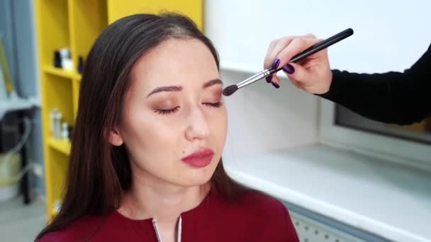 Artista Maquillaje Haciendo Ojos Maquillaje Mujer Atractiva Industria Moda Belleza — Vídeo de stock