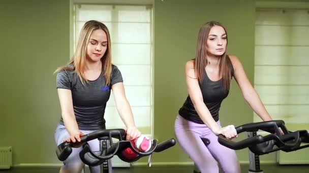Spor Salonunda Kardiyo Çalışması Yaparken Iki Kız Arkadaş Beşlik Çakıyor — Stok video