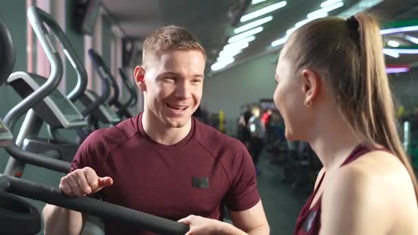 Snygg Leende Tränare Pratar Med Ung Sportig Kvinna Gymmet — Stockvideo