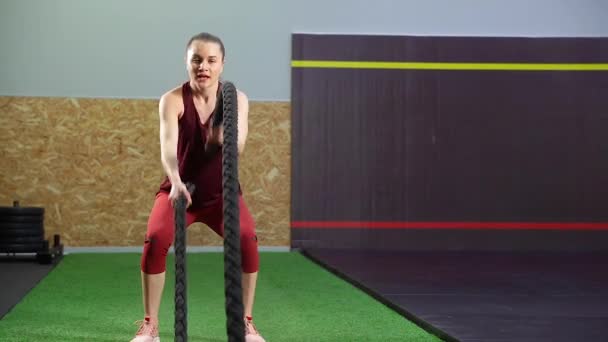 Chica Adulta Joven Practicando Ejercicio Cuerda Batalla Durante Entrenamiento Crossfit — Vídeos de Stock